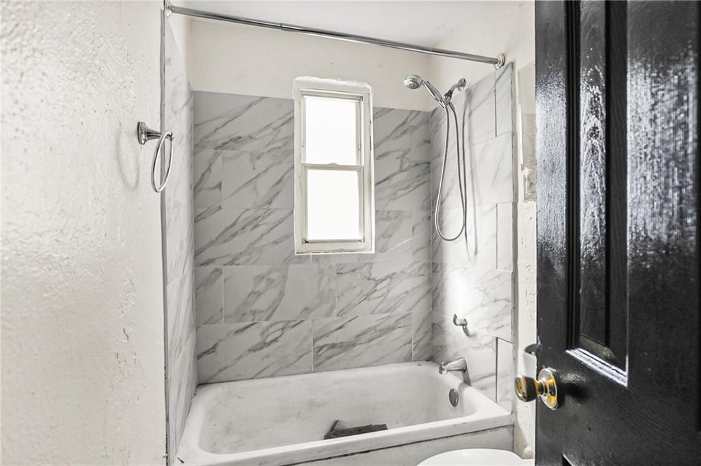 420 Griffin Street Northwest Atlanta, GA 30318 - Photo 13 of 40 a bath tub sitting next to a shower