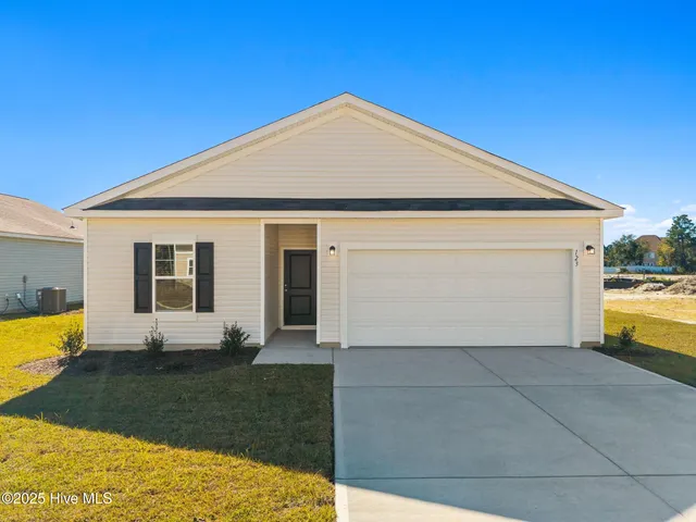 $300,490 | 626 South Squires Run Lane, Richlands, NC 28574