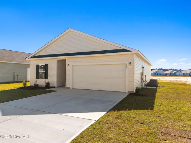 $300,490 | 626 South Squires Run Lane, Richlands, NC 28574