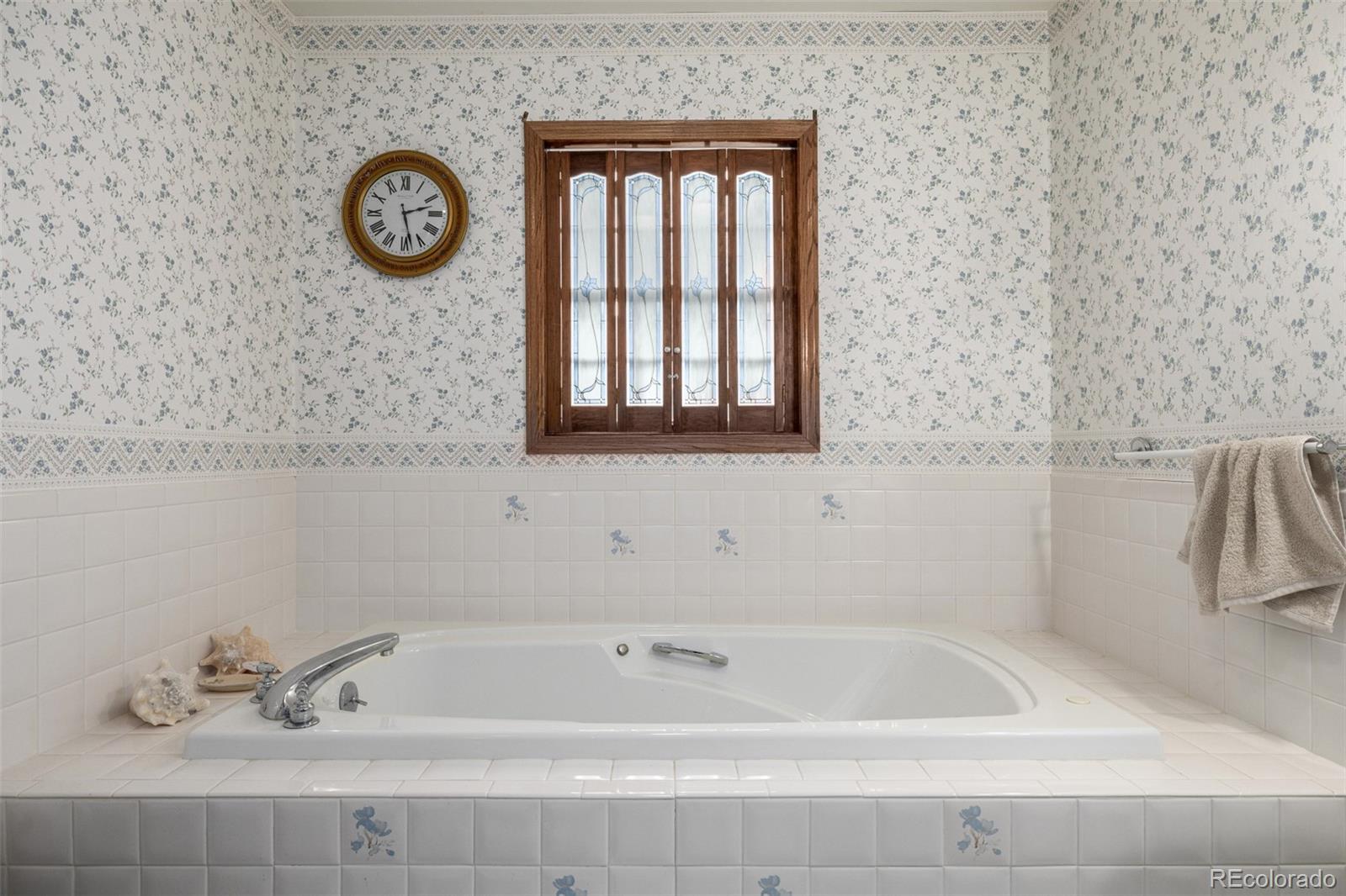 909 Fairhurst Street Sterling, CO 80751 - Photo 37 of 50 a bathroom with a bathtub and a window