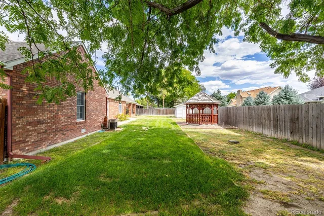 a view of a back yard