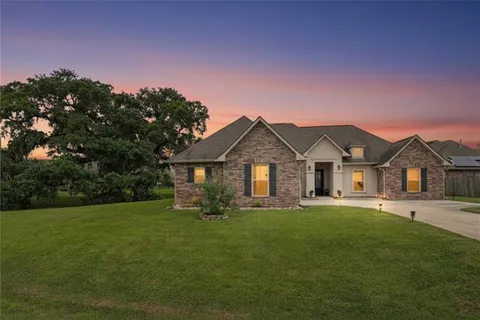 $355,000 | 341 Old Pl Lane, Madisonville, LA 70447