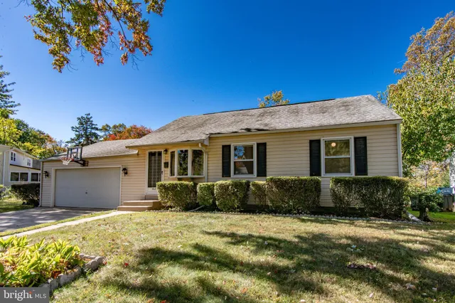 a view of a house with a backyard