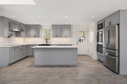 $899,000 | 1 Shore Drive, Harwich, MA 02645