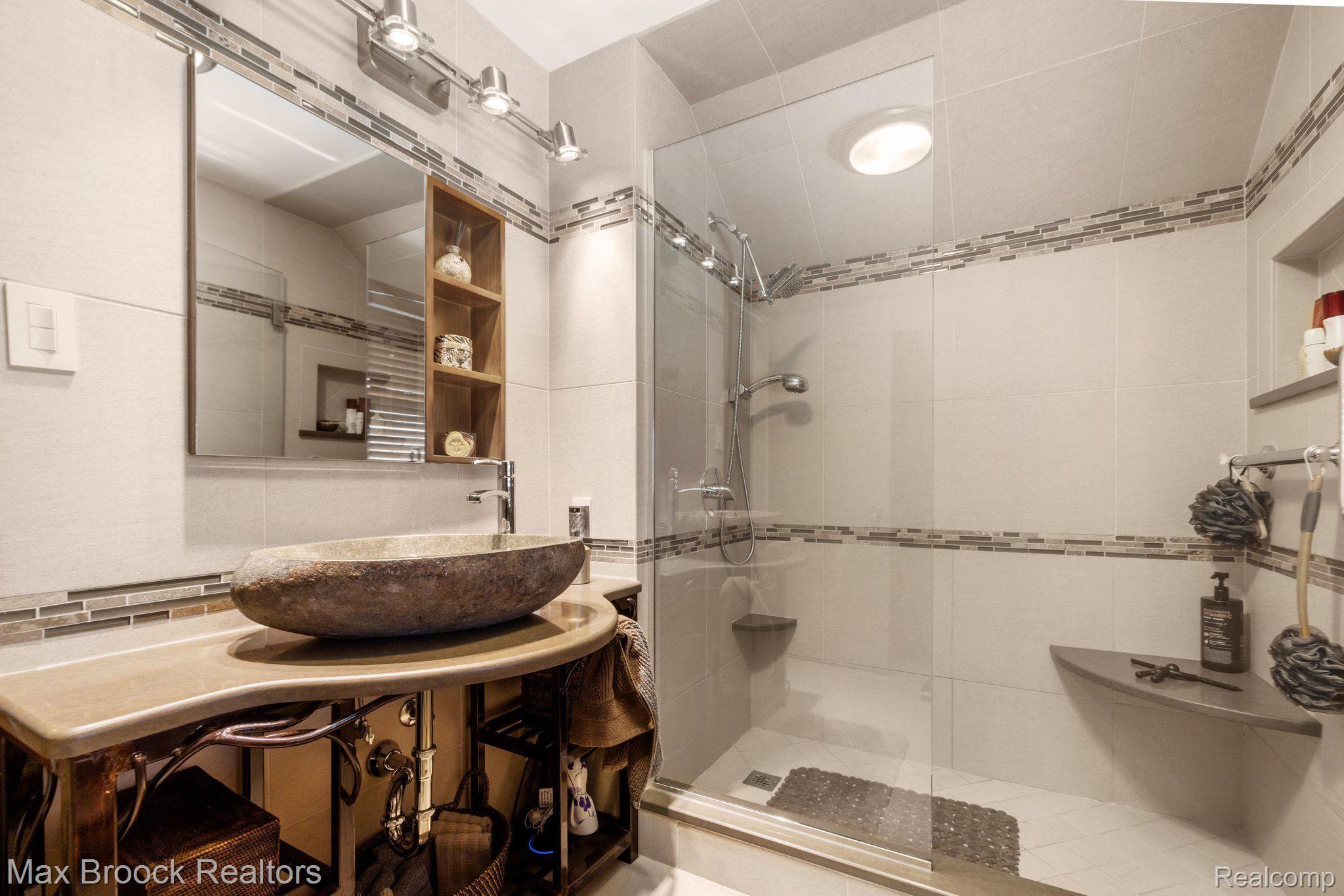111 Maplefield Road Pleasant Ridge, MI 48069 - Photo 20 of 48 Main Level Bathroom