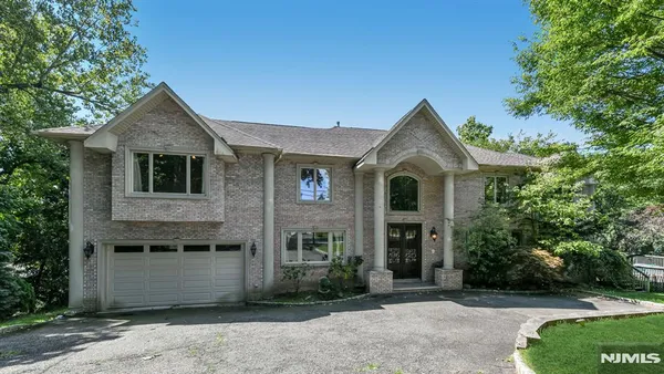 $7,500 | 831 Pascack Road, Paramus, NJ 07652