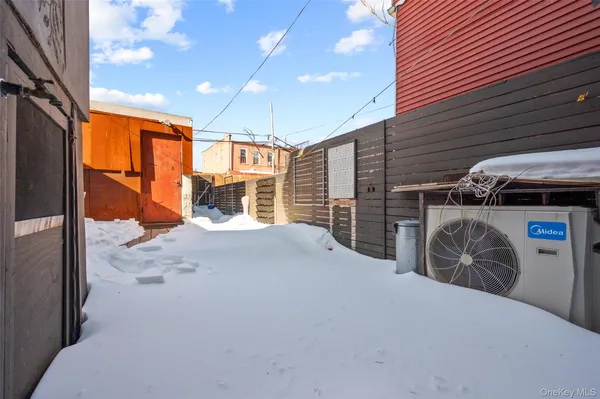 a view of entryway front of house