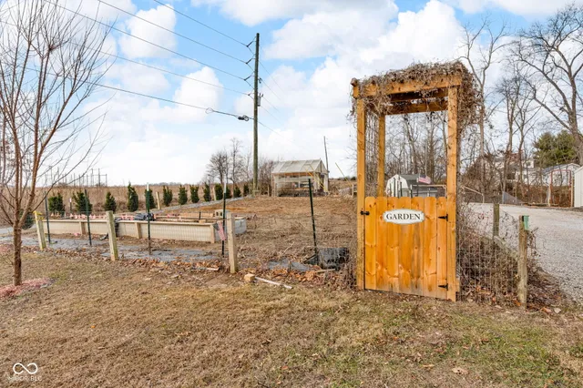 $325,000 | 684 East Bonebrake Road, Veedersburg, IN 47987