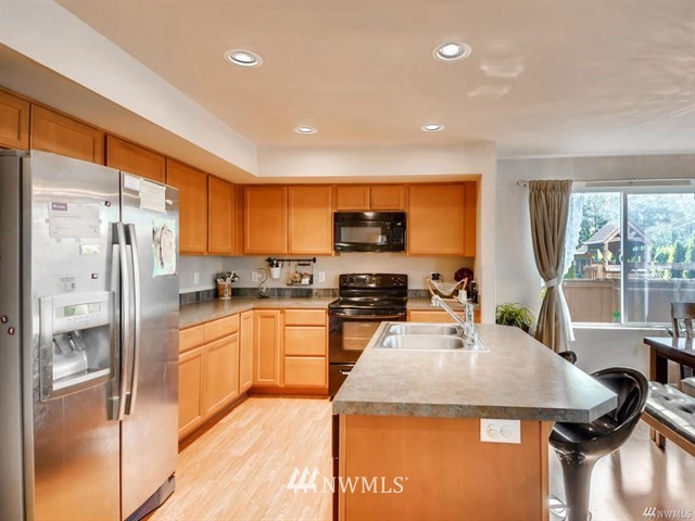 5008 Northeast 3rd Circle Renton, WA 98059 - Photo 6 of 22