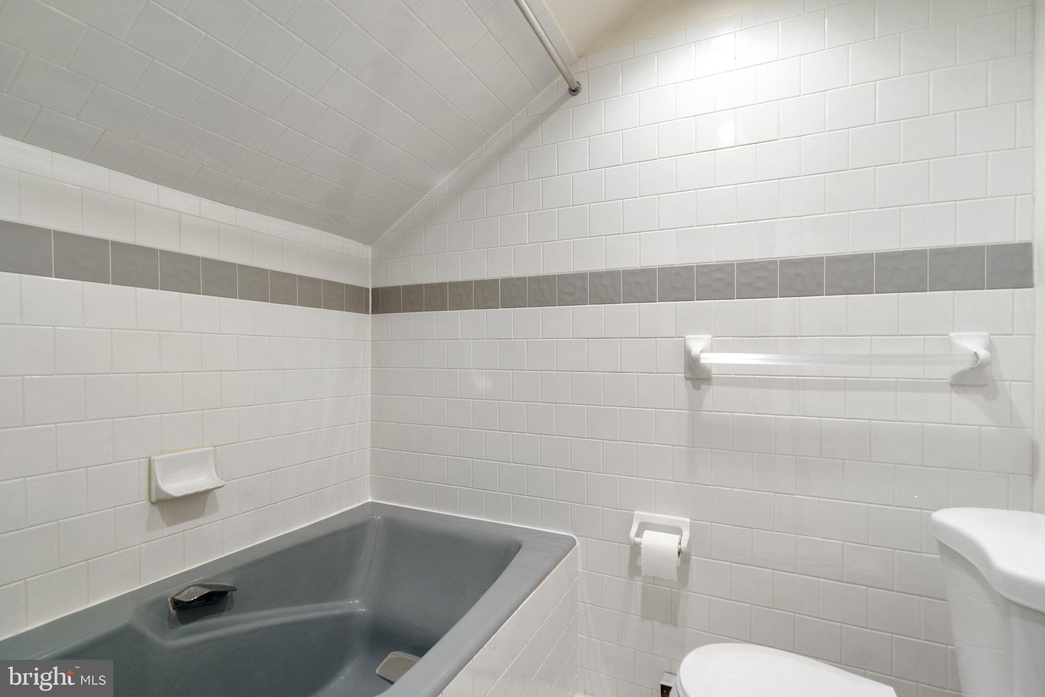 8313 Stable Gate Road Warrenton, VA 20186 - Photo 54 of 80 South Wing Private Full Bath