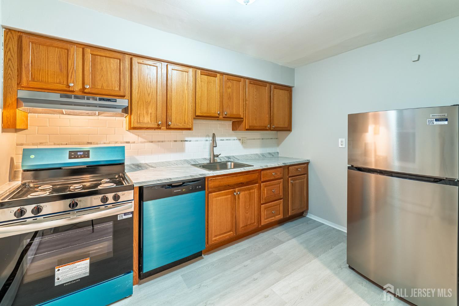 93 Fox Road, Unit 6A Edison, NJ 08817 - Photo 10 of 24 a kitchen with a refrigerator stove and sink