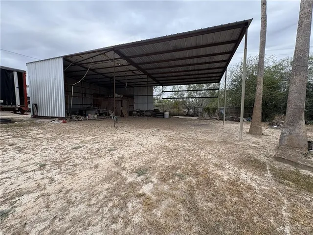 a view of a house with backyard