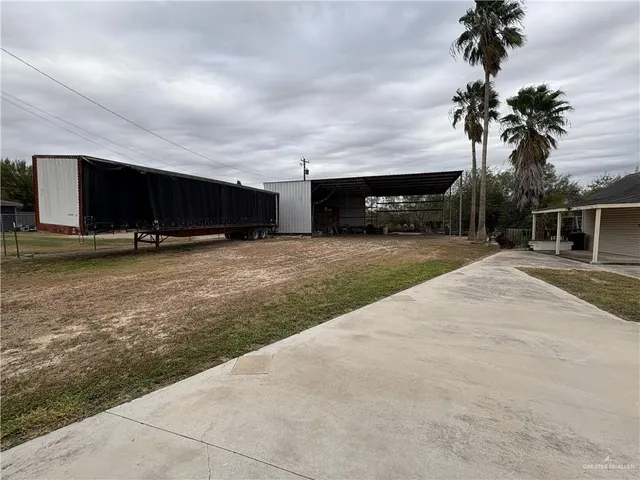 a view of a backyard