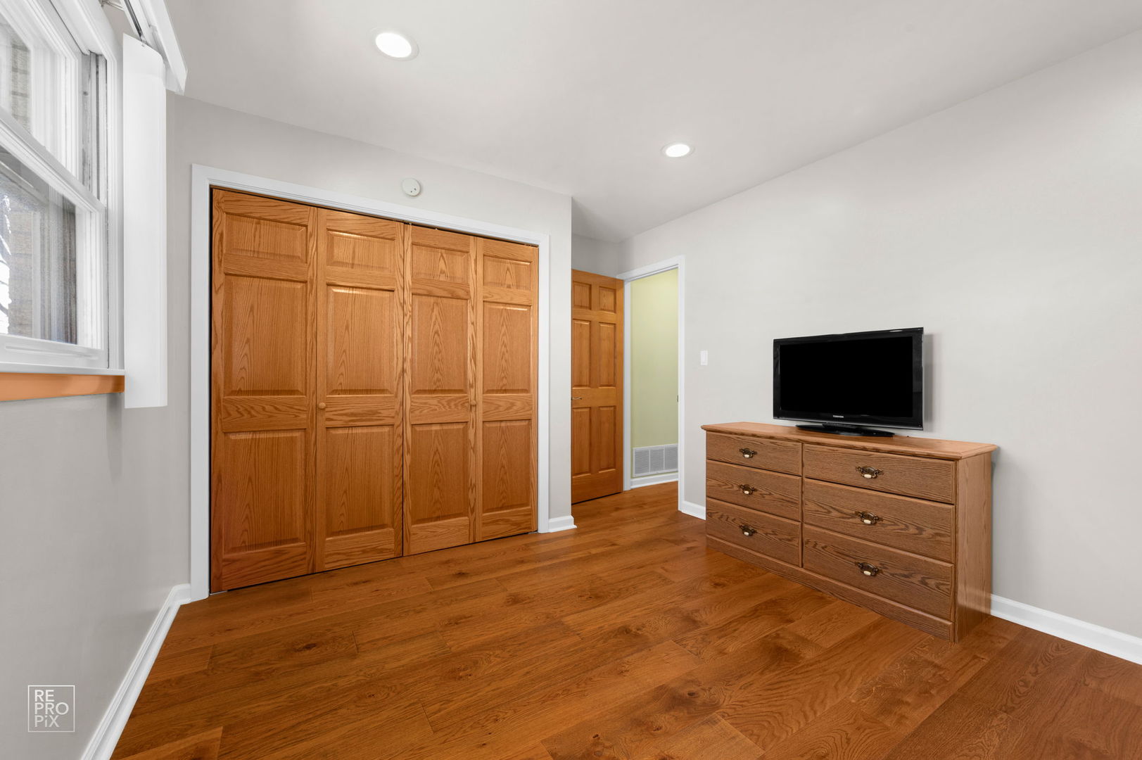 4433 Madison Avenue Brookfield, IL 60513 - Photo 12 of 16 a room with furniture and flat screen tv