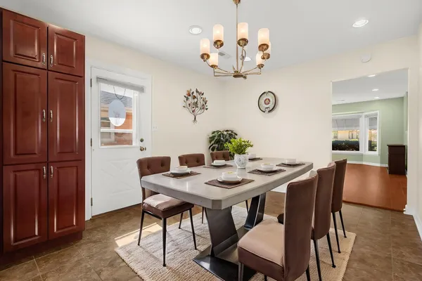 $375,000 | 4433 Madison Avenue, Brookfield, IL 60513