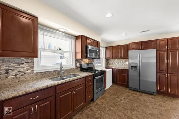 $375,000 | 4433 Madison Avenue, Brookfield, IL 60513