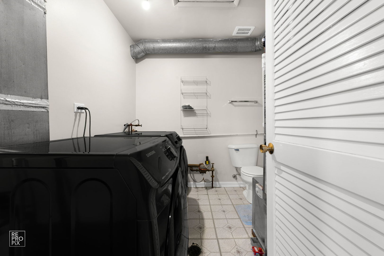 4433 Madison Avenue Brookfield, IL 60513 - Photo 9 of 16 a bathroom with a sink a vanity and a mirror