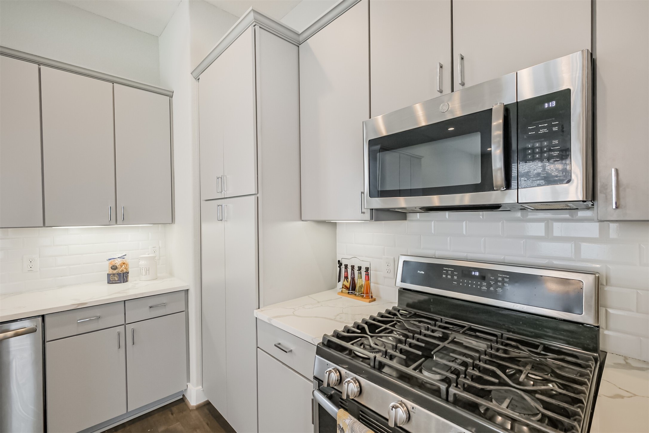 1305 Mayfair Clarkson Lane Houston, TX 77055 - Photo 20 of 34 A chef's dream kitchen.