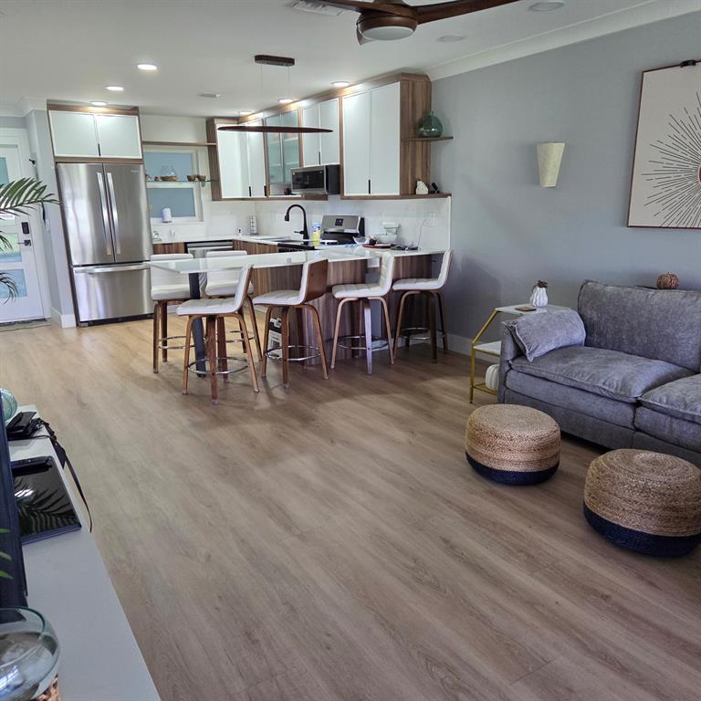 300 Southwest Golfview Terrace, Unit 135 Boynton Beach, FL 33426 - Photo 8 of 25 a large kitchen with a table and chairs