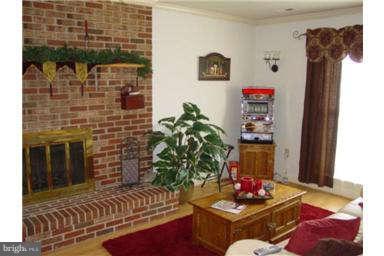 13370 Green Pine Road Waldorf, MD 20601 - Photo 15 of 16 a living room with furniture and flowers