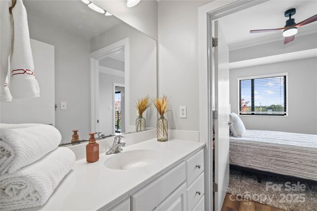 a en suite bathroom with a double vanity sink and mirror