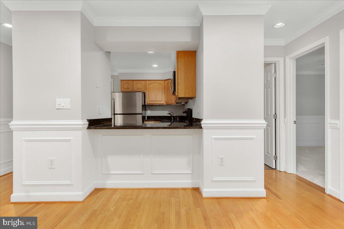 11920 Liberty Road, Unit 205A Frederick, MD 21701 - Photo 10 of 26 Bar area and kitchen