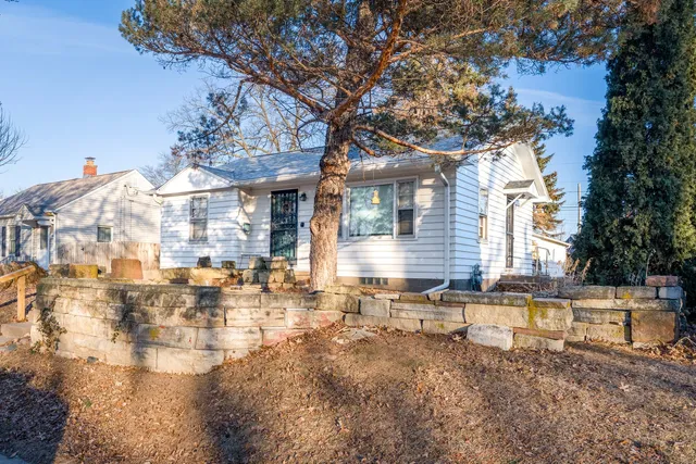 $142,000 | 1910 West Pleasant Street, Davenport, IA 52804