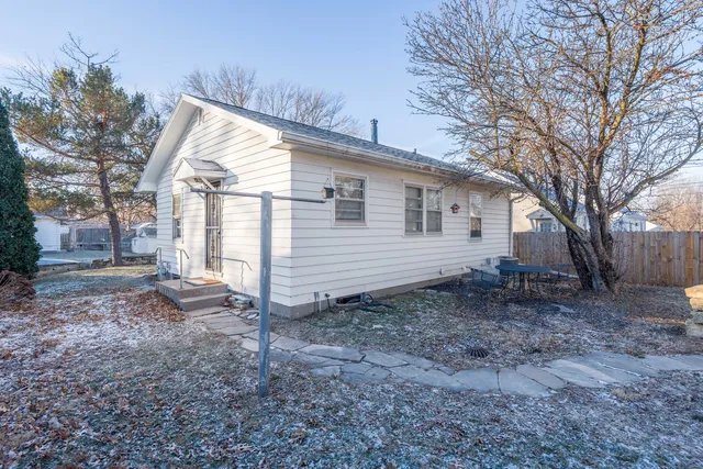 $142,000 | 1910 West Pleasant Street, Davenport, IA 52804