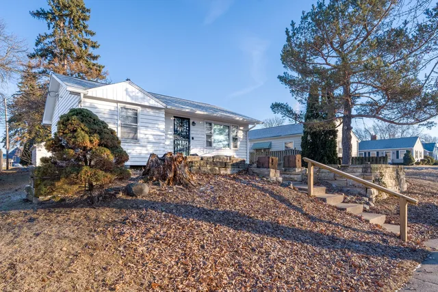 $142,000 | 1910 West Pleasant Street, Davenport, IA 52804