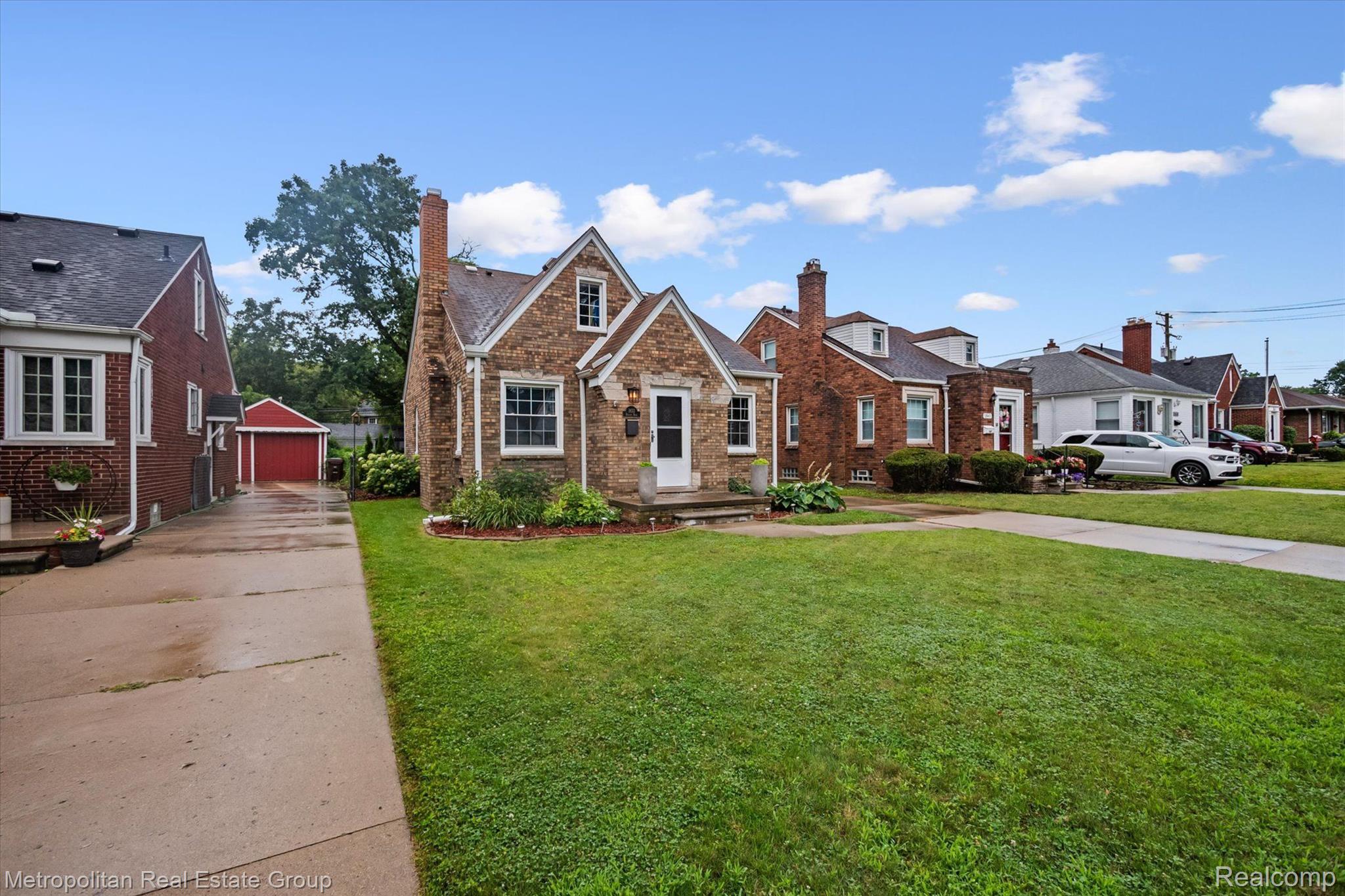 1833 Roslyn Road Grosse Pointe, MI 48236 - Photo 2 of 43 Gallery Image 2