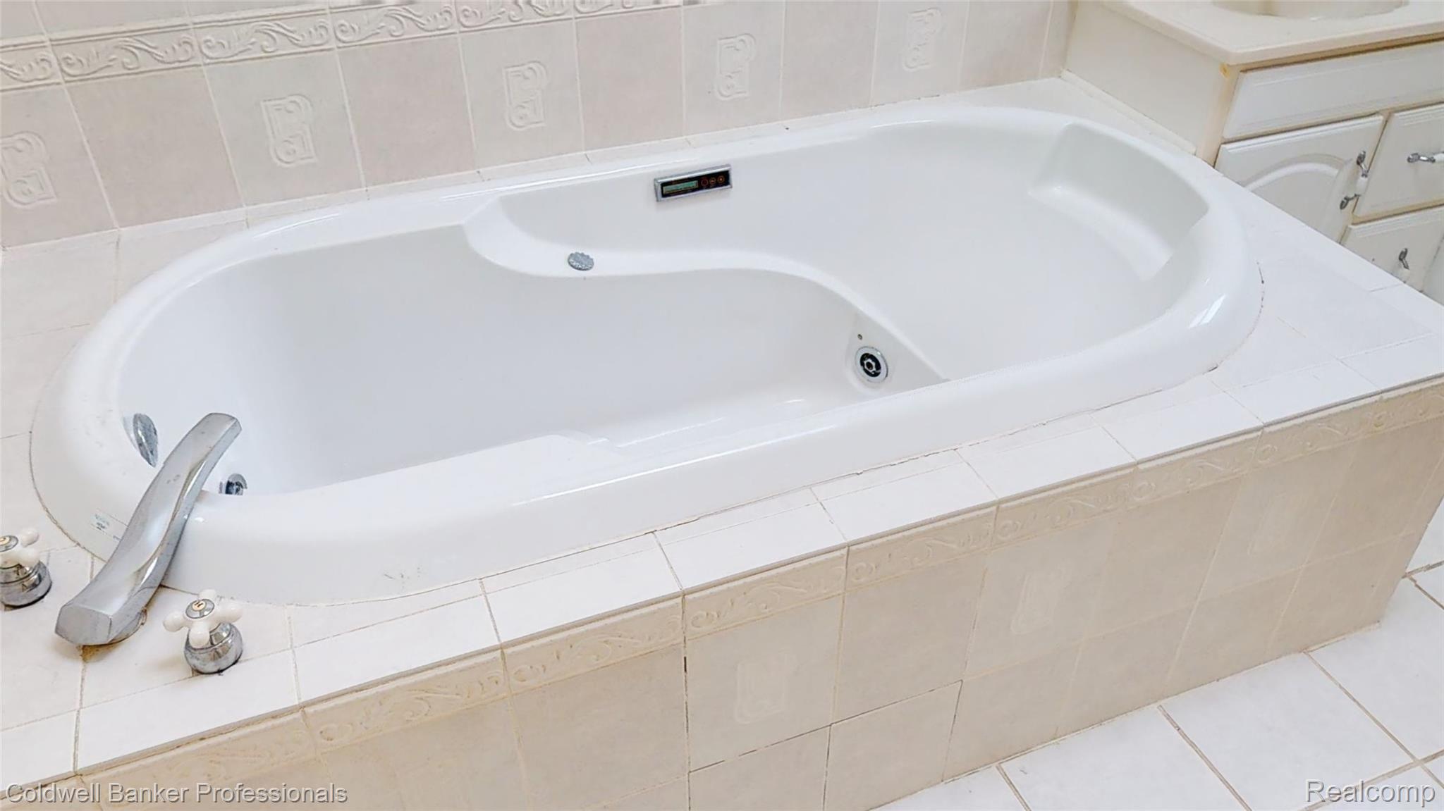 1845 Peppermill Road Lapeer, MI 48446 - Photo 51 of 61 BA 2 tub.jpg