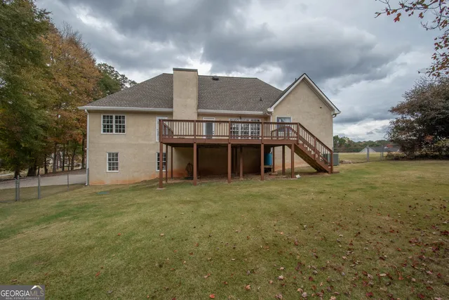 a view of a back yard of the building