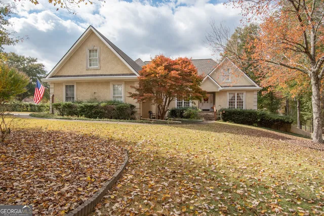 a view of a yard in front of the house