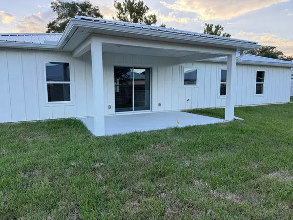 a view of front of a house with a yard