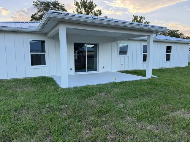 a view of front of a house with a yard