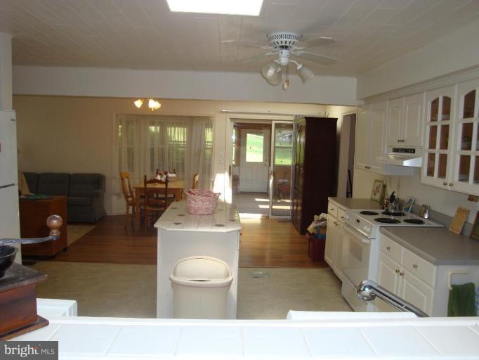 731 Petersburg Road Davidsonville, MD 21035 - Photo 3 of 16 Kitchen