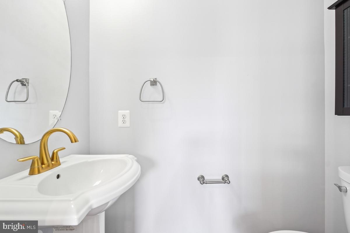 13675 Venturi Lane, Unit 233 Herndon, VA 20171 - Photo 13 of 30 Main Level Powder Room
