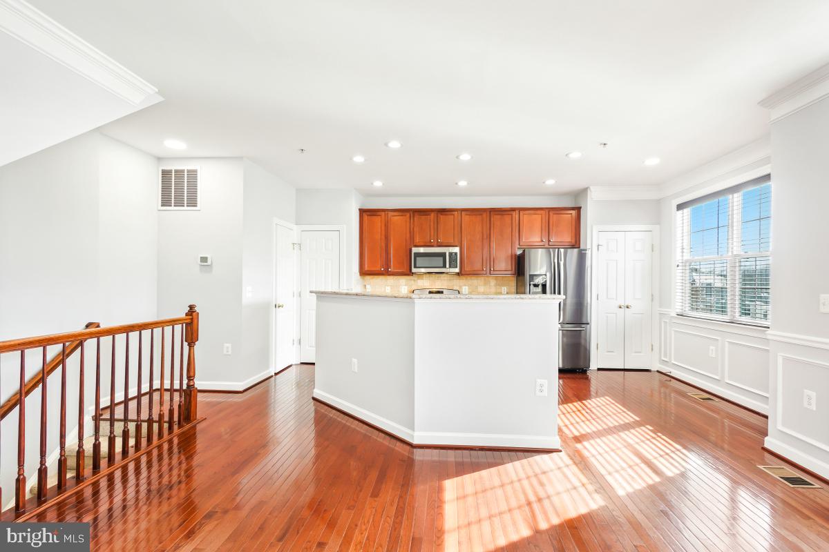 13675 Venturi Lane, Unit 233 Herndon, VA 20171 - Photo 6 of 30 Main Level Kitchen