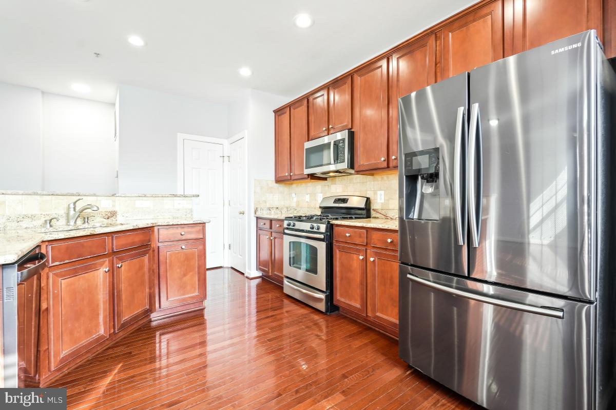 13675 Venturi Lane, Unit 233 Herndon, VA 20171 - Photo 7 of 30 Main Level Kitchen
