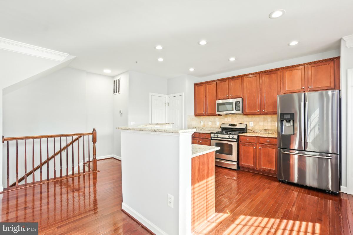13675 Venturi Lane, Unit 233 Herndon, VA 20171 - Photo 8 of 30 Main Level Kitchen