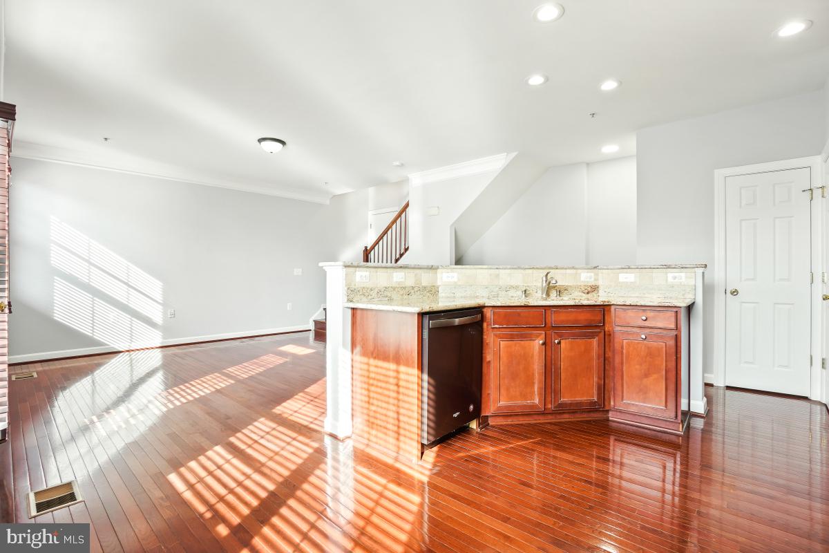 13675 Venturi Lane, Unit 233 Herndon, VA 20171 - Photo 9 of 30 Main Level Kitchen