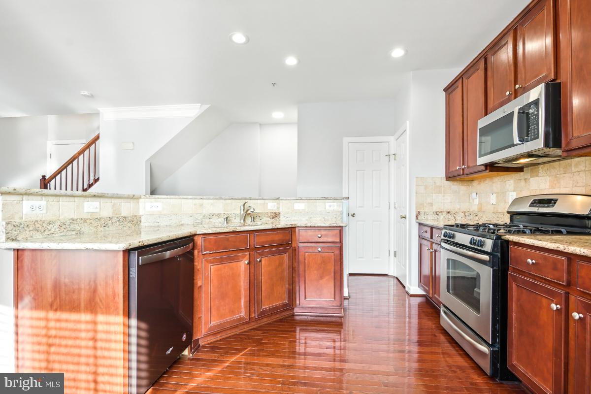 13675 Venturi Lane, Unit 233 Herndon, VA 20171 - Photo 10 of 30 Main Level Kitchen