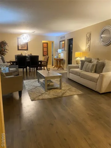 $220,900 | 1004 Foxlair Court, St. Louis, MO 63137