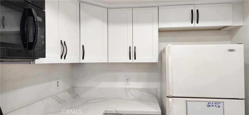 713 Walnut Drive Lake Elsinore, CA 92530 - Photo 3 of 28 a bathroom with a bathtub and a sink