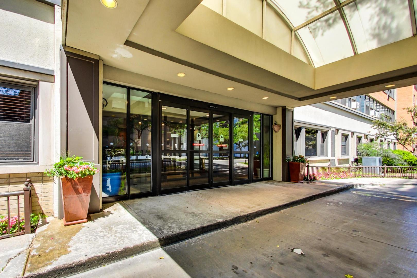 6030 North Sheridan Road, Unit 411 Chicago, IL 60660 - Photo 3 of 20 a bedroom with furniture and large windows