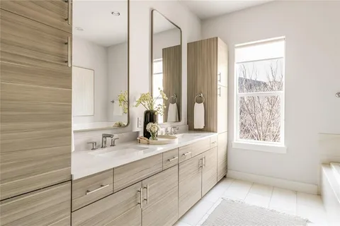 $575,000 | 381 East Greenbriar Lane, Unit 401, Dallas, TX 75203