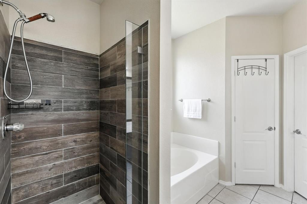13521 Ponderosa Ranch Road Fort Worth, TX 76262 - Photo 17 of 27 a bathroom with a bathtub