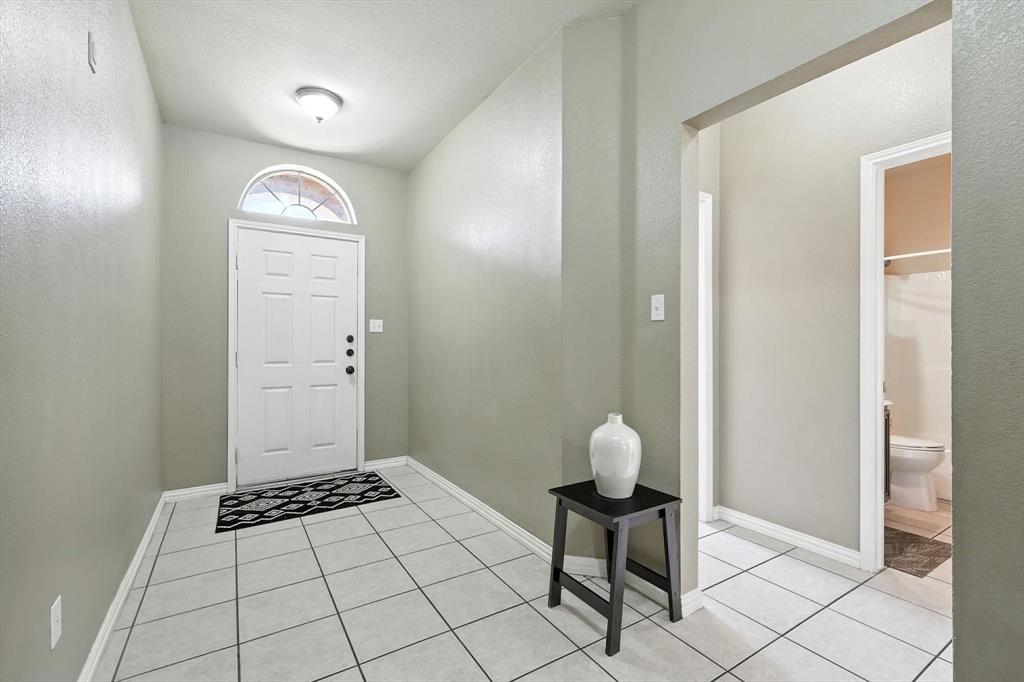 13521 Ponderosa Ranch Road Fort Worth, TX 76262 - Photo 3 of 27