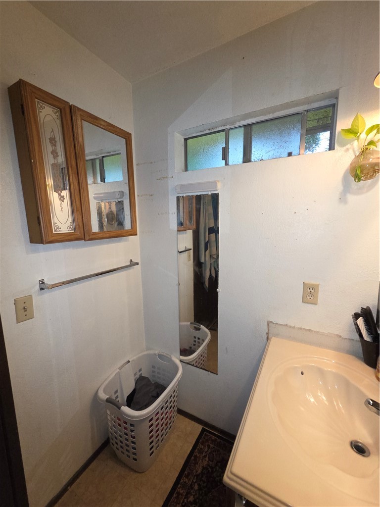 2097 North Street Corning, CA 96021 - Photo 27 of 35 MASTER BATHROOM