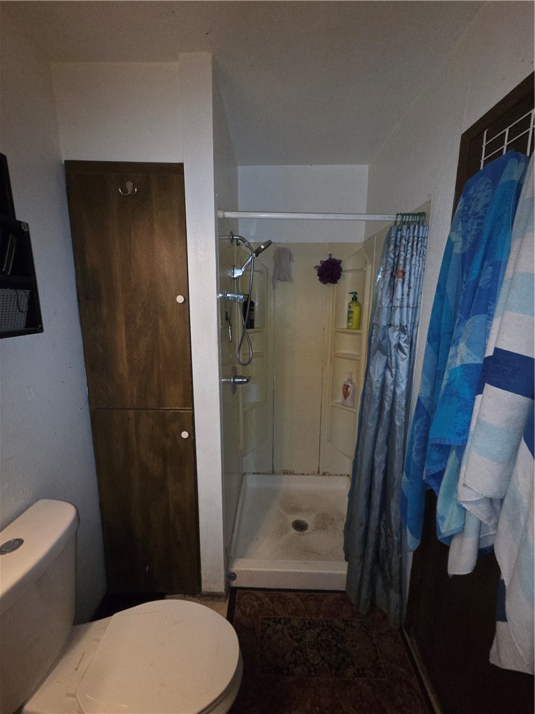 2097 North Street Corning, CA 96021 - Photo 28 of 35 MASTER BATHROOM